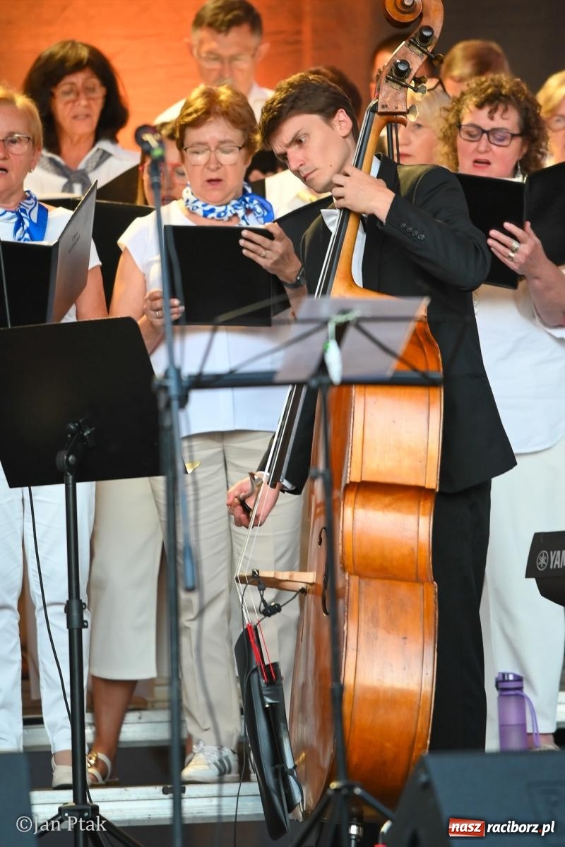 Zdjęcie w galerii na portalu naszraciborz.pl: Chóry zabrzmiały na dziedzińcu Zamku Piastowskiego w Raciborzu. Wyjątkowy koncert z operetką i muzyką filmową w tle  wiadomości z regionu