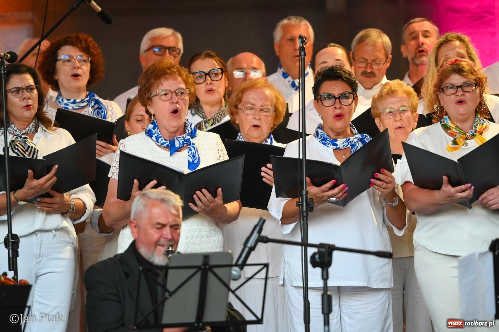 Zdjęcie w galerii na portalu naszraciborz.pl: Chóry zabrzmiały na dziedzińcu Zamku Piastowskiego w Raciborzu. Wyjątkowy koncert z operetką i muzyką filmową w tle  wiadomości z regionu
