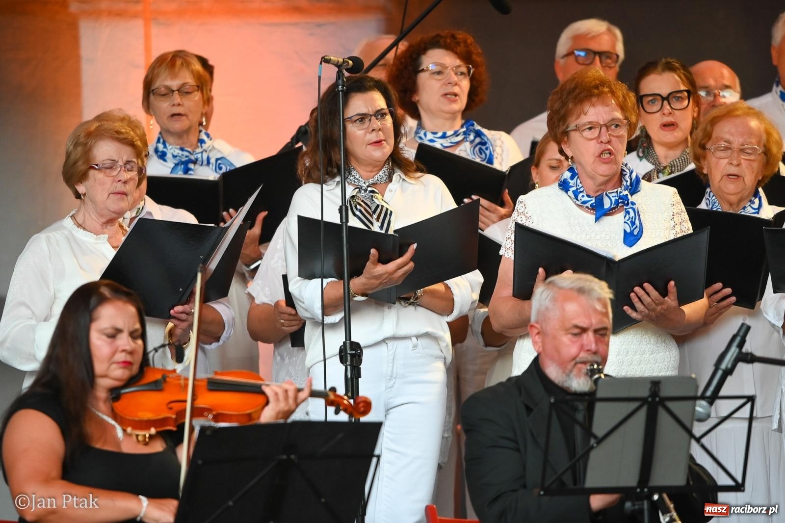 Zdjęcie w galerii na portalu naszraciborz.pl: Chóry zabrzmiały na dziedzińcu Zamku Piastowskiego w Raciborzu. Wyjątkowy koncert z operetką i muzyką filmową w tle  wiadomości z regionu