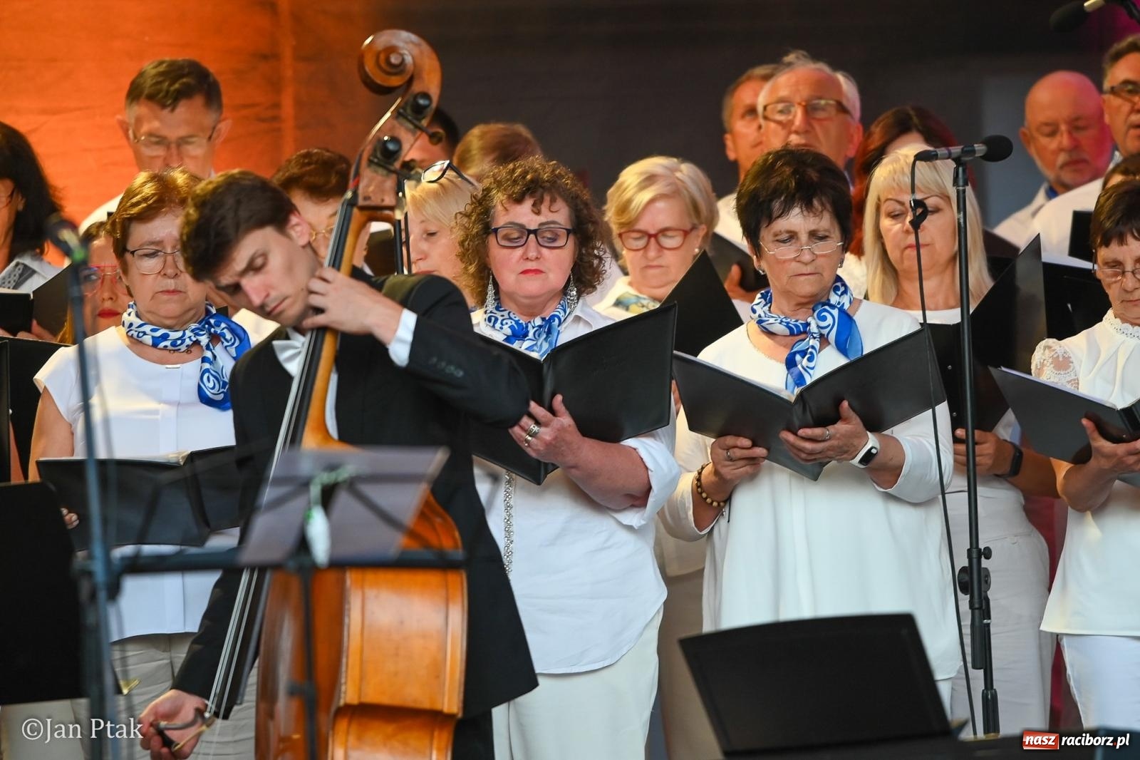 Zdjęcie w galerii na portalu naszraciborz.pl: Chóry zabrzmiały na dziedzińcu Zamku Piastowskiego w Raciborzu. Wyjątkowy koncert z operetką i muzyką filmową w tle  wiadomości z regionu