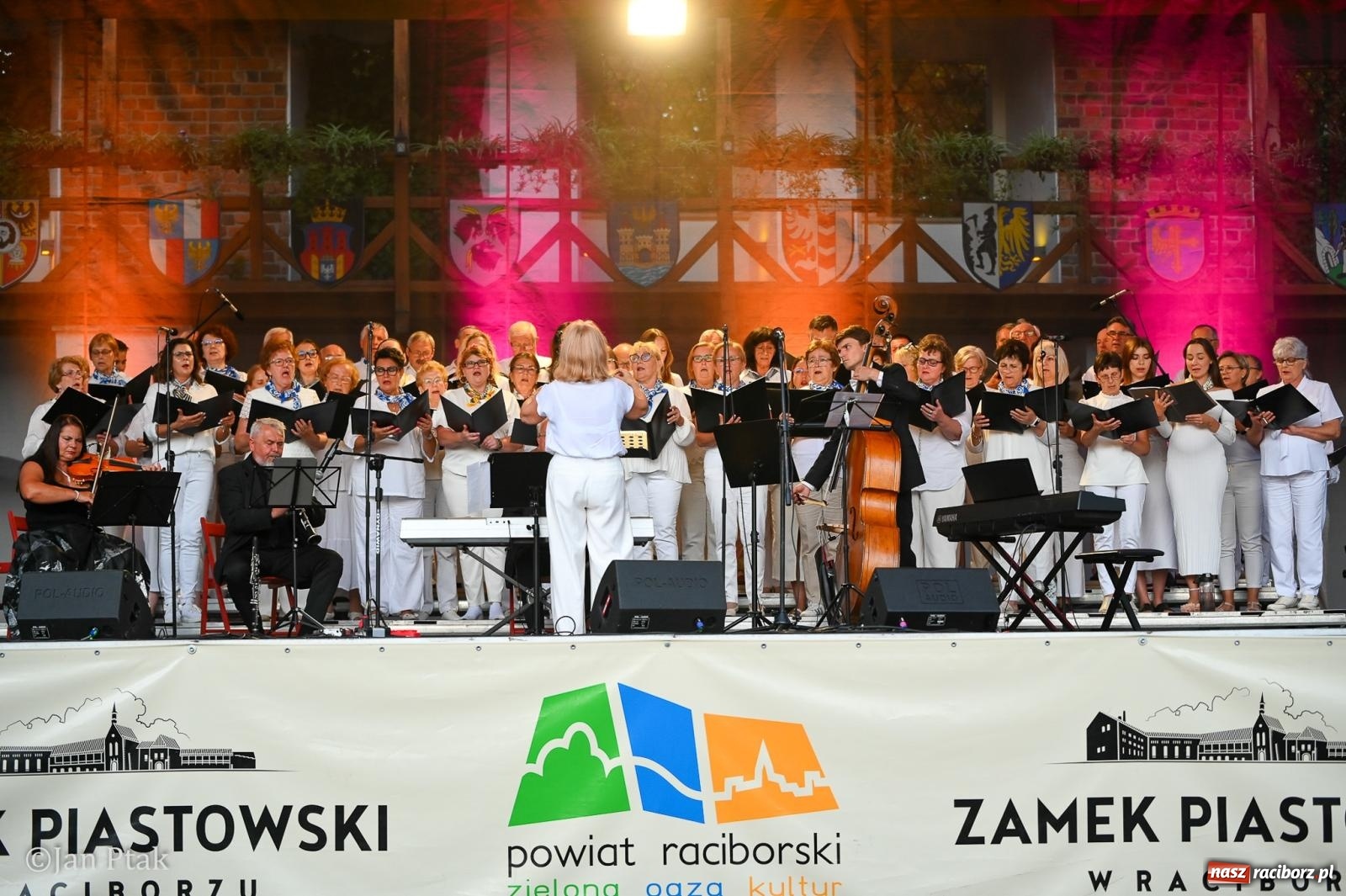 Zdjęcie w galerii na portalu naszraciborz.pl: Chóry zabrzmiały na dziedzińcu Zamku Piastowskiego w Raciborzu. Wyjątkowy koncert z operetką i muzyką filmową w tle  wiadomości z regionu