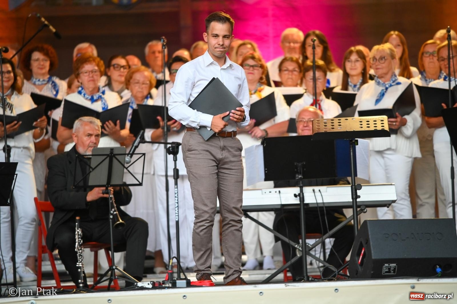 Zdjęcie w galerii na portalu naszraciborz.pl: Chóry zabrzmiały na dziedzińcu Zamku Piastowskiego w Raciborzu. Wyjątkowy koncert z operetką i muzyką filmową w tle  wiadomości z regionu
