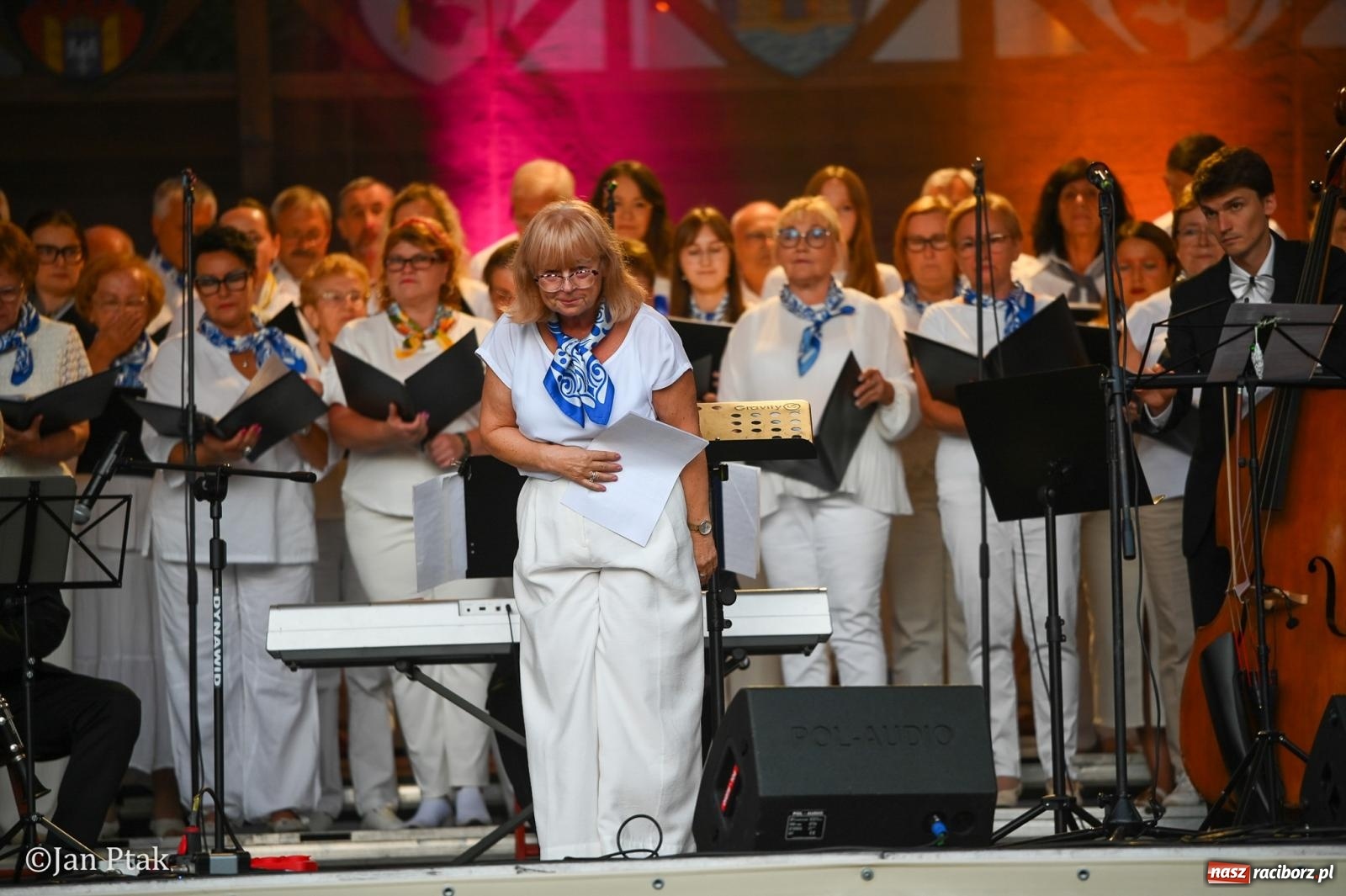 Zdjęcie w galerii na portalu naszraciborz.pl: Chóry zabrzmiały na dziedzińcu Zamku Piastowskiego w Raciborzu. Wyjątkowy koncert z operetką i muzyką filmową w tle  wiadomości z regionu