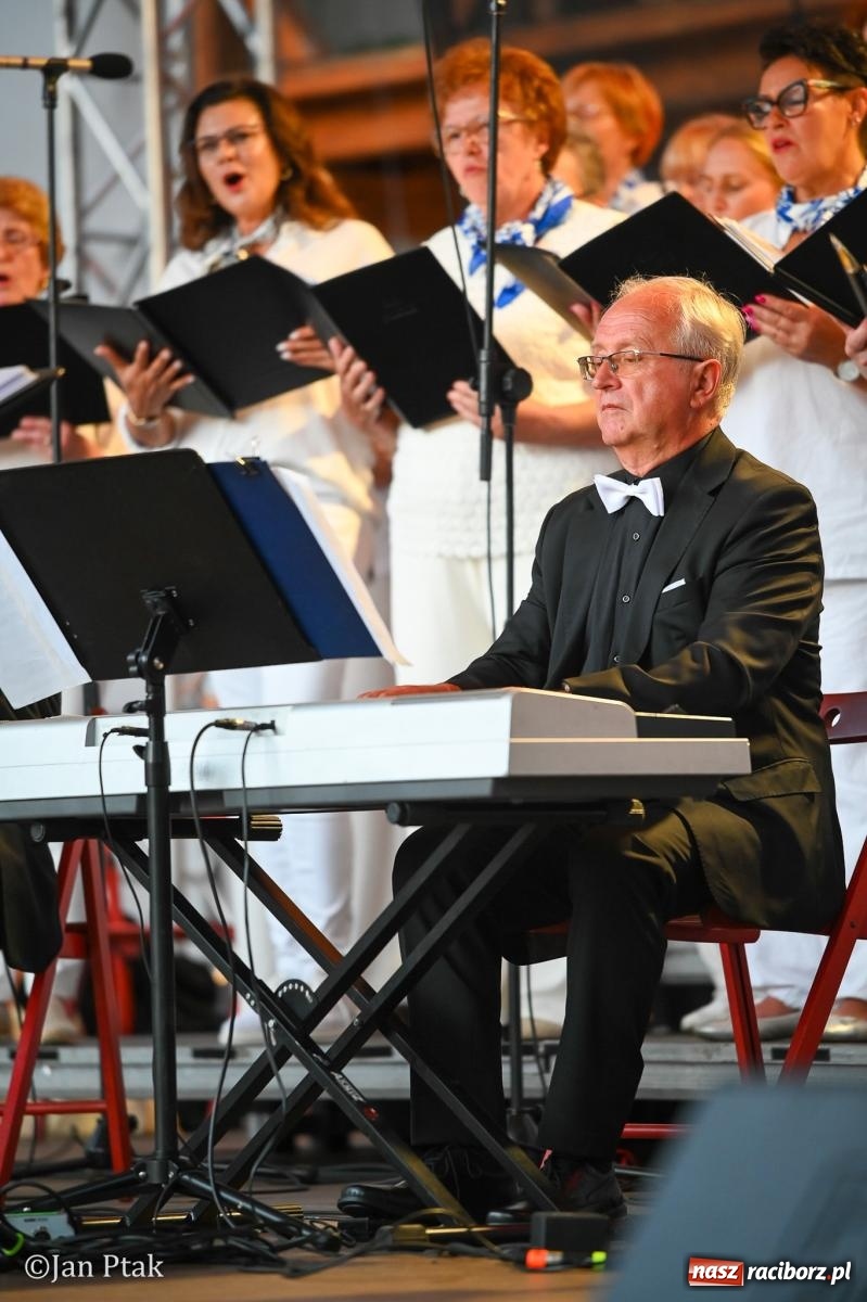 Zdjęcie w galerii na portalu naszraciborz.pl: Chóry zabrzmiały na dziedzińcu Zamku Piastowskiego w Raciborzu. Wyjątkowy koncert z operetką i muzyką filmową w tle  wiadomości z regionu