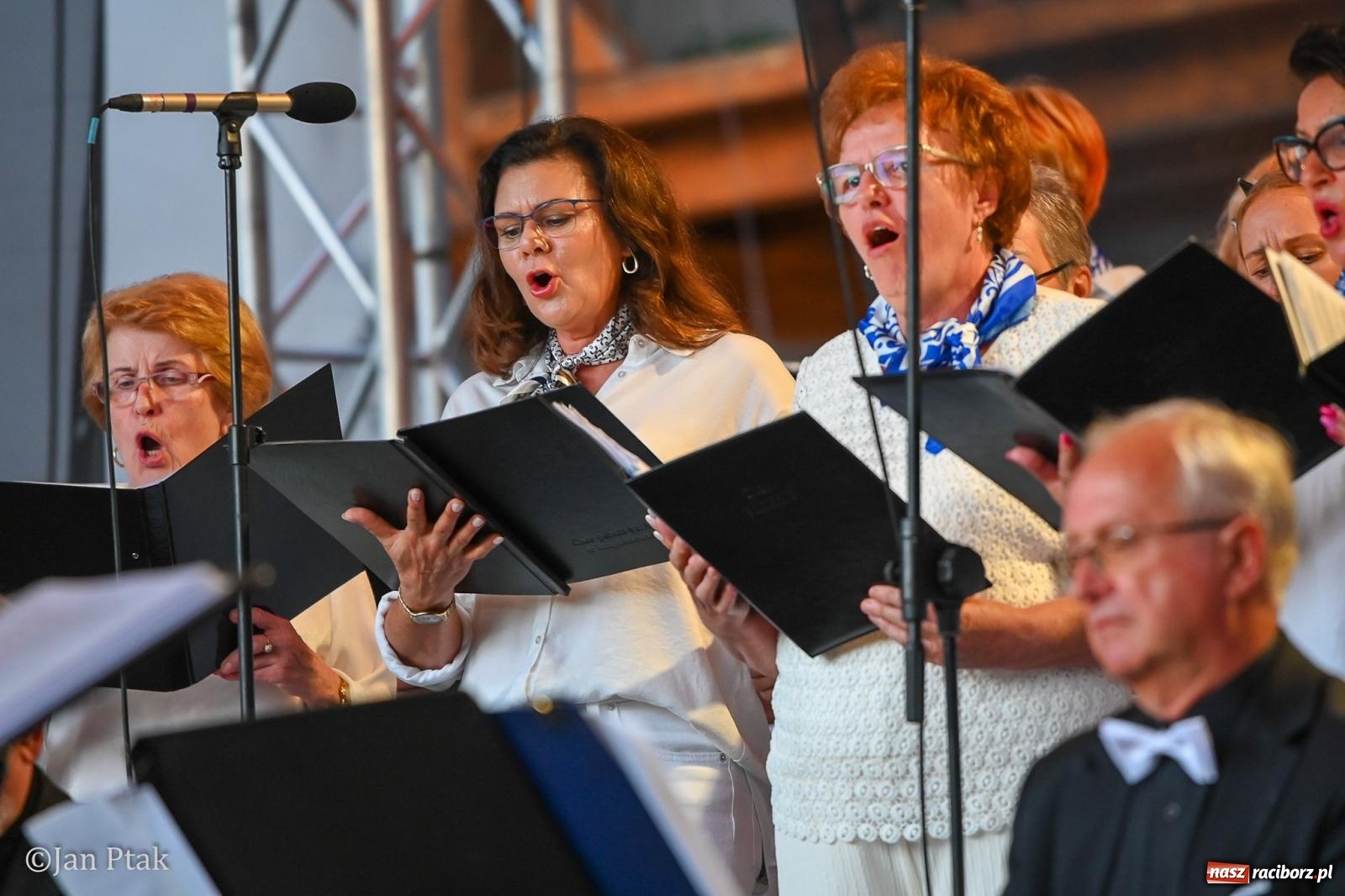 Zdjęcie w galerii na portalu naszraciborz.pl: Chóry zabrzmiały na dziedzińcu Zamku Piastowskiego w Raciborzu. Wyjątkowy koncert z operetką i muzyką filmową w tle  wiadomości z regionu