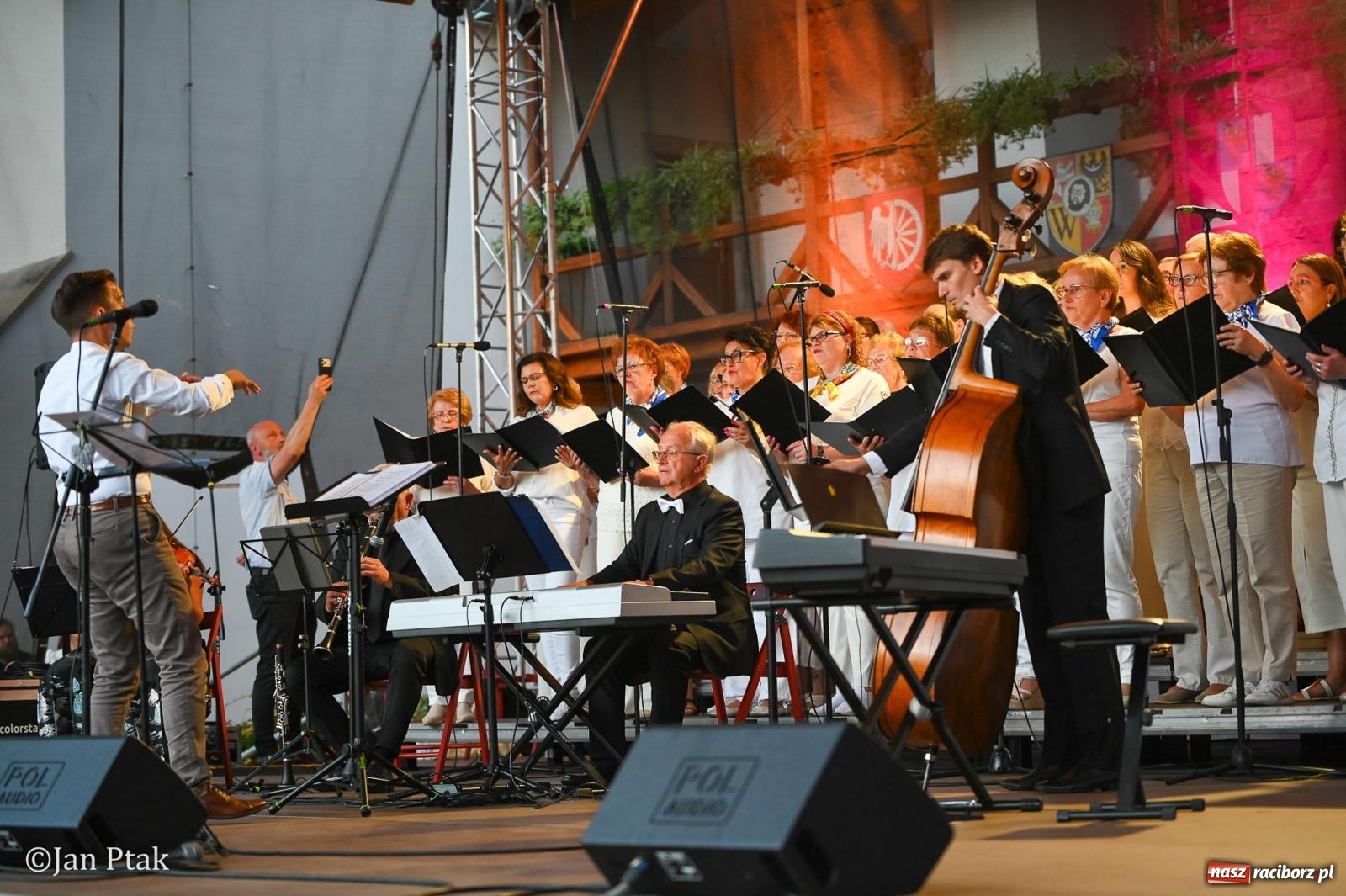 Zdjęcie w galerii na portalu naszraciborz.pl: Chóry zabrzmiały na dziedzińcu Zamku Piastowskiego w Raciborzu. Wyjątkowy koncert z operetką i muzyką filmową w tle  wiadomości z regionu
