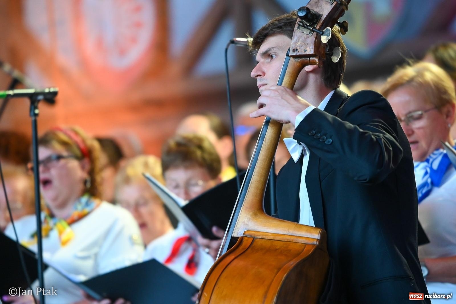 Zdjęcie w galerii na portalu naszraciborz.pl: Chóry zabrzmiały na dziedzińcu Zamku Piastowskiego w Raciborzu. Wyjątkowy koncert z operetką i muzyką filmową w tle  wiadomości z regionu
