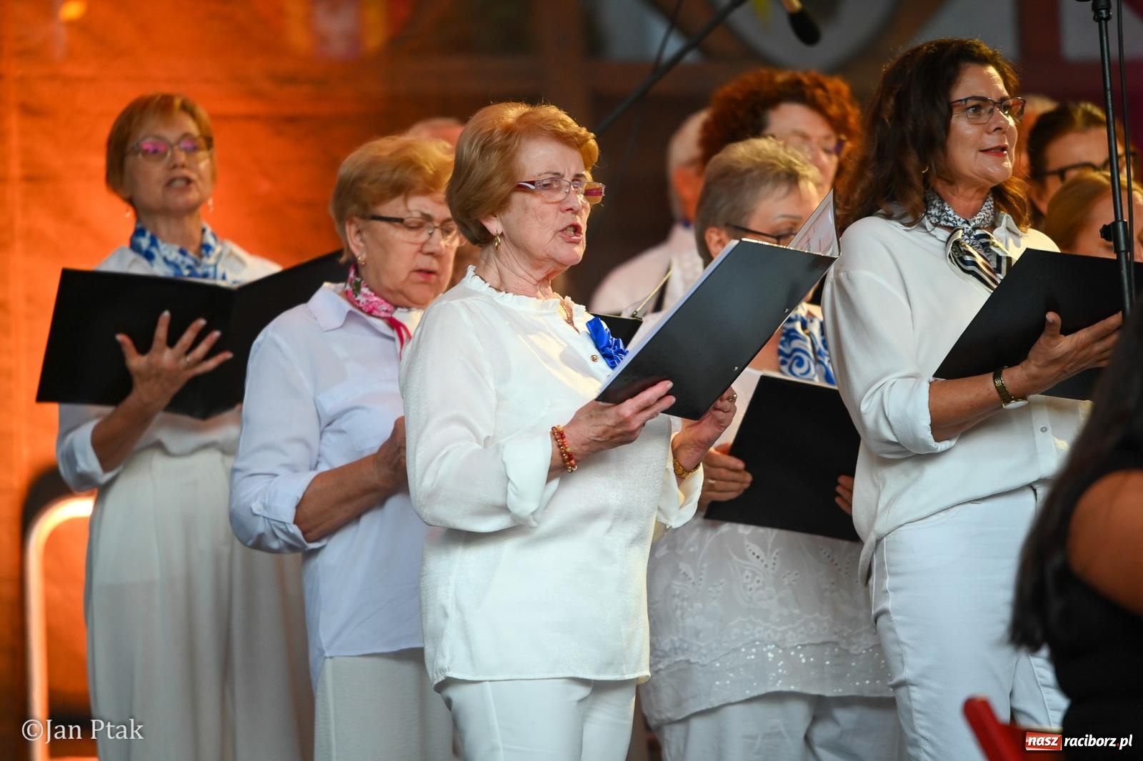Zdjęcie w galerii na portalu naszraciborz.pl: Chóry zabrzmiały na dziedzińcu Zamku Piastowskiego w Raciborzu. Wyjątkowy koncert z operetką i muzyką filmową w tle  wiadomości z regionu