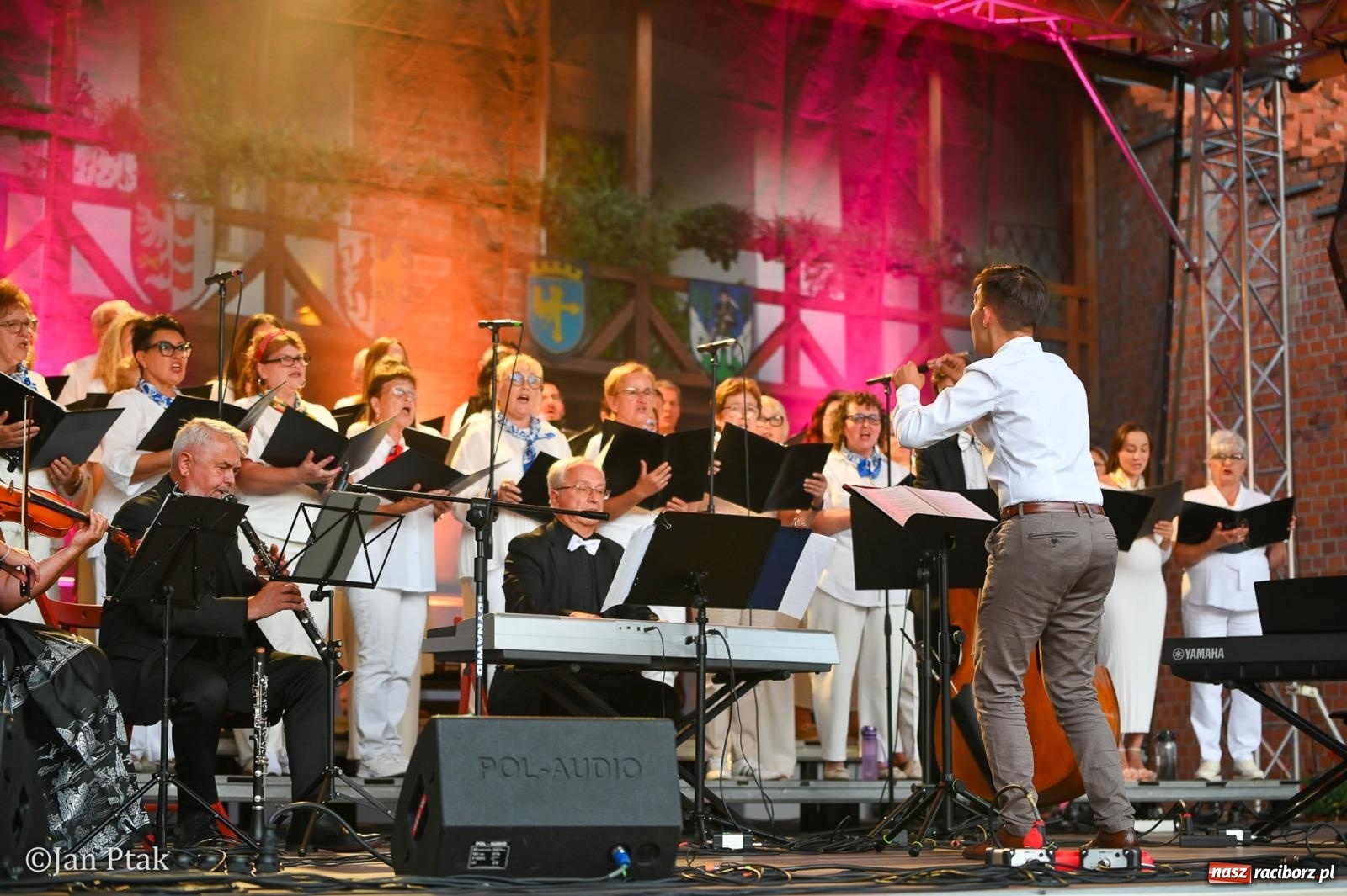 Zdjęcie w galerii na portalu naszraciborz.pl: Chóry zabrzmiały na dziedzińcu Zamku Piastowskiego w Raciborzu. Wyjątkowy koncert z operetką i muzyką filmową w tle  wiadomości z regionu