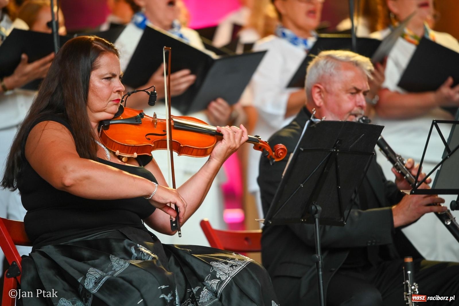 Zdjęcie w galerii na portalu naszraciborz.pl: Chóry zabrzmiały na dziedzińcu Zamku Piastowskiego w Raciborzu. Wyjątkowy koncert z operetką i muzyką filmową w tle  wiadomości z regionu