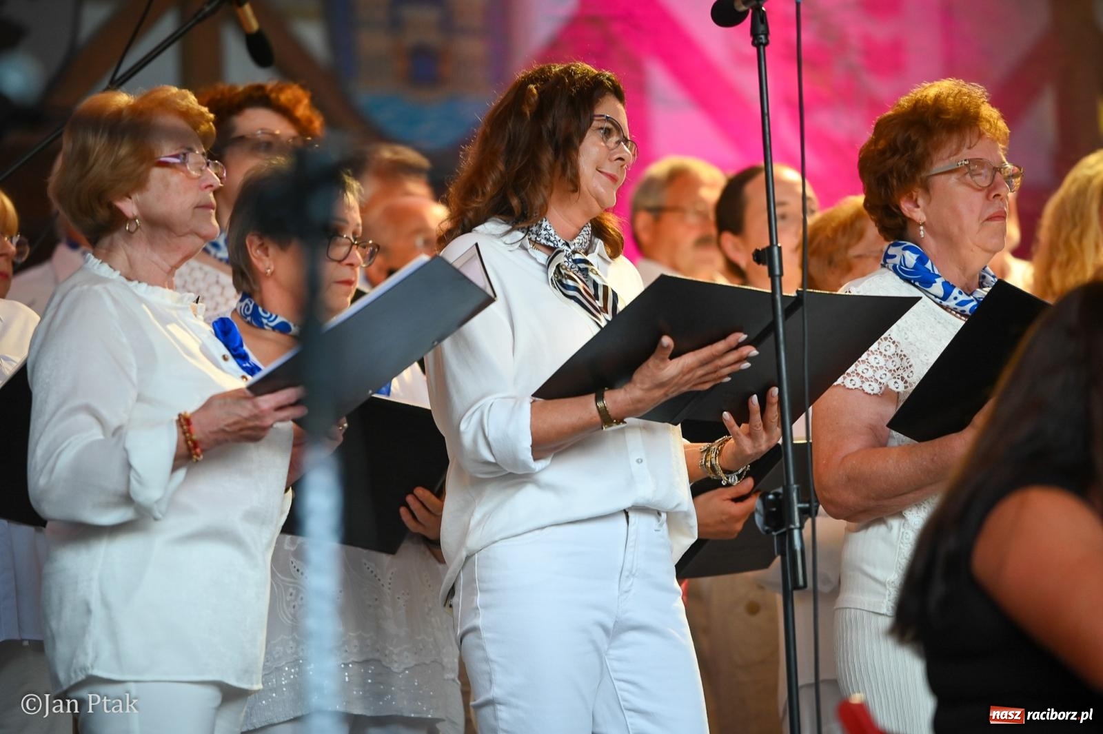 Zdjęcie w galerii na portalu naszraciborz.pl: Chóry zabrzmiały na dziedzińcu Zamku Piastowskiego w Raciborzu. Wyjątkowy koncert z operetką i muzyką filmową w tle  wiadomości z regionu