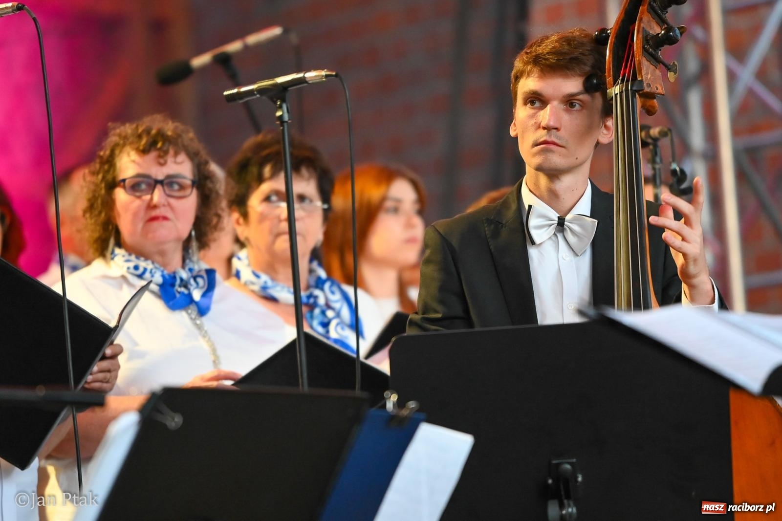 Zdjęcie w galerii na portalu naszraciborz.pl: Chóry zabrzmiały na dziedzińcu Zamku Piastowskiego w Raciborzu. Wyjątkowy koncert z operetką i muzyką filmową w tle  wiadomości z regionu