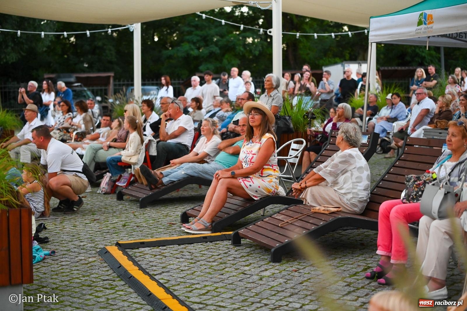 Zdjęcie w galerii na portalu naszraciborz.pl: Chóry zabrzmiały na dziedzińcu Zamku Piastowskiego w Raciborzu. Wyjątkowy koncert z operetką i muzyką filmową w tle  wiadomości z regionu