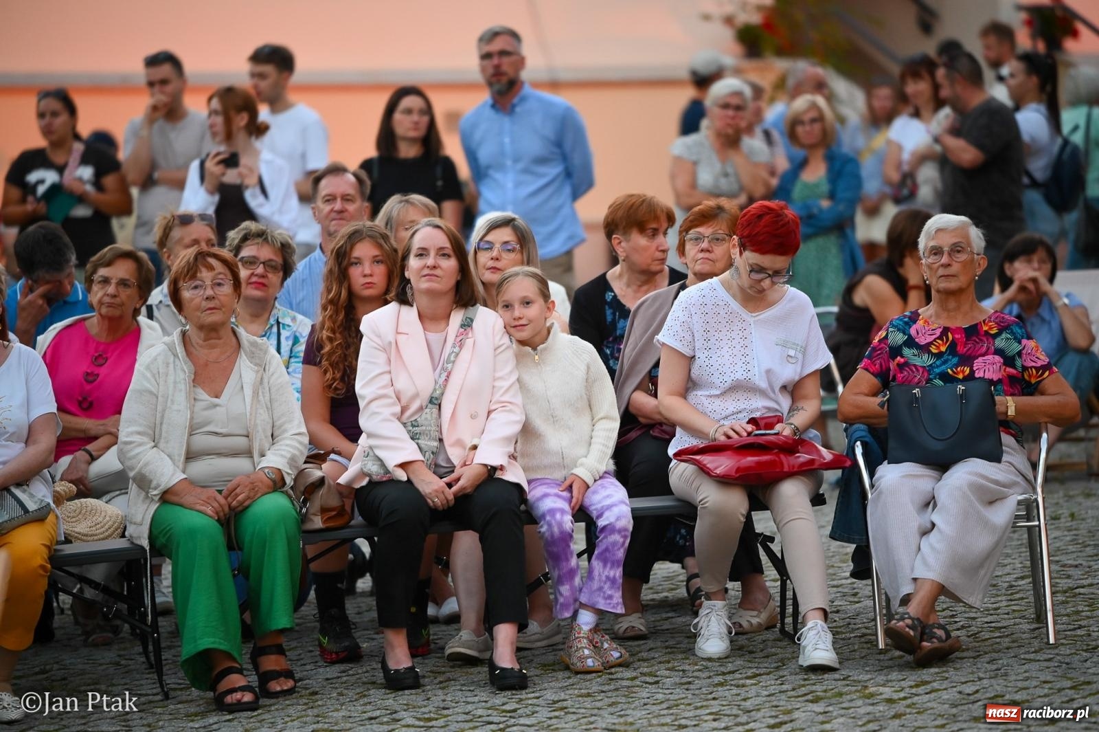 Zdjęcie w galerii na portalu naszraciborz.pl: Chóry zabrzmiały na dziedzińcu Zamku Piastowskiego w Raciborzu. Wyjątkowy koncert z operetką i muzyką filmową w tle  wiadomości z regionu