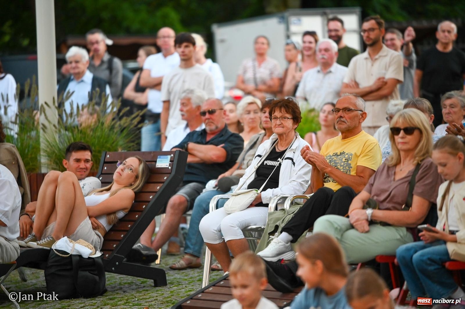 Zdjęcie w galerii na portalu naszraciborz.pl: Chóry zabrzmiały na dziedzińcu Zamku Piastowskiego w Raciborzu. Wyjątkowy koncert z operetką i muzyką filmową w tle  wiadomości z regionu