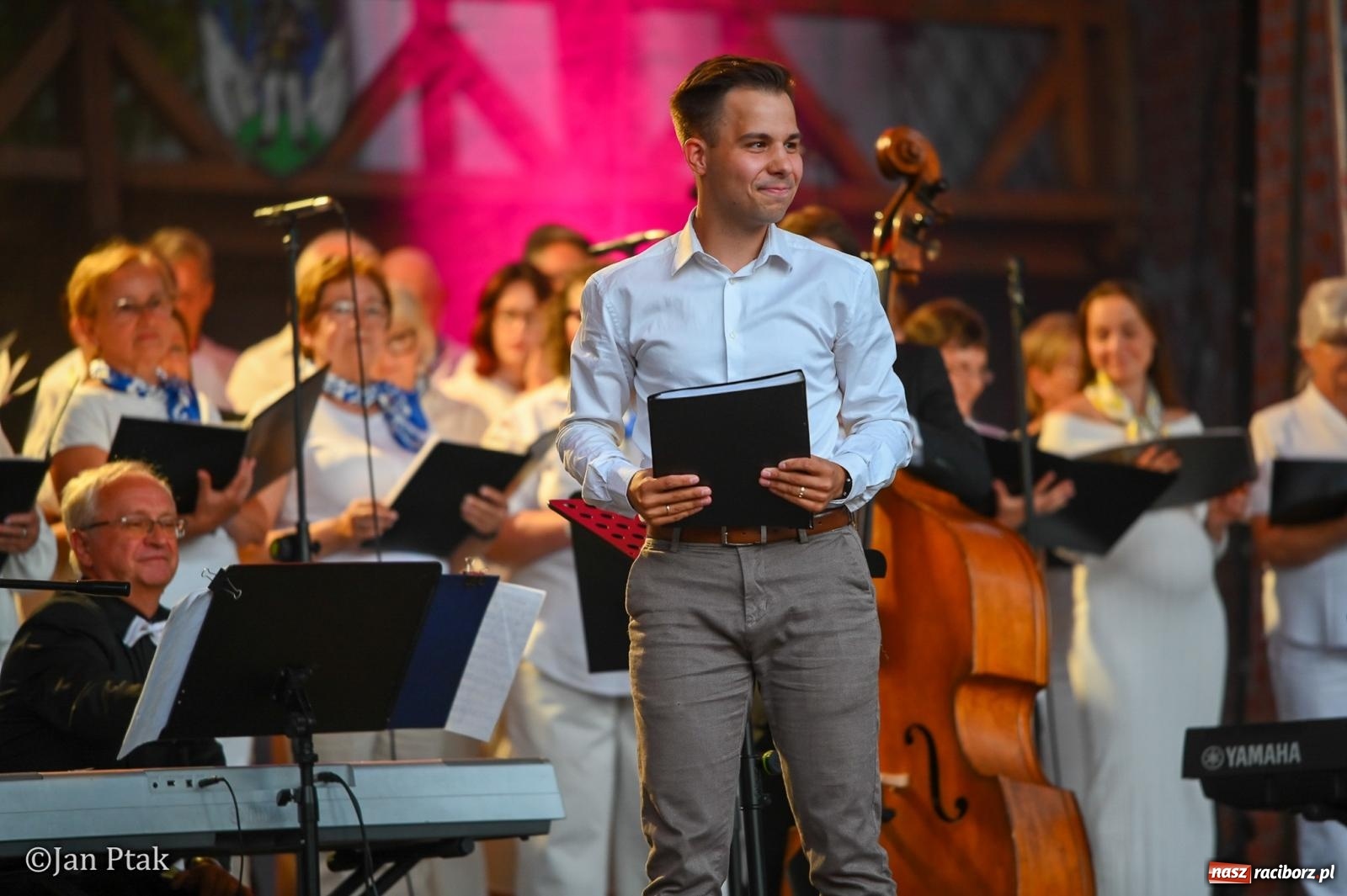 Zdjęcie w galerii na portalu naszraciborz.pl: Chóry zabrzmiały na dziedzińcu Zamku Piastowskiego w Raciborzu. Wyjątkowy koncert z operetką i muzyką filmową w tle  wiadomości z regionu
