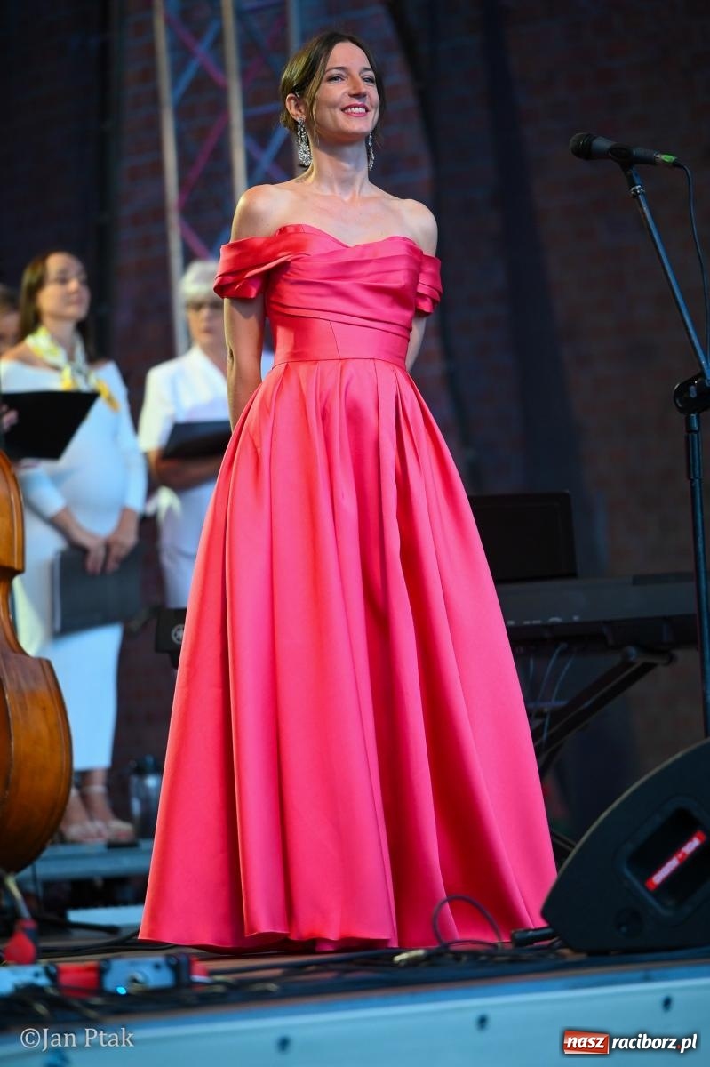 Zdjęcie w galerii na portalu naszraciborz.pl: Chóry zabrzmiały na dziedzińcu Zamku Piastowskiego w Raciborzu. Wyjątkowy koncert z operetką i muzyką filmową w tle  wiadomości z regionu
