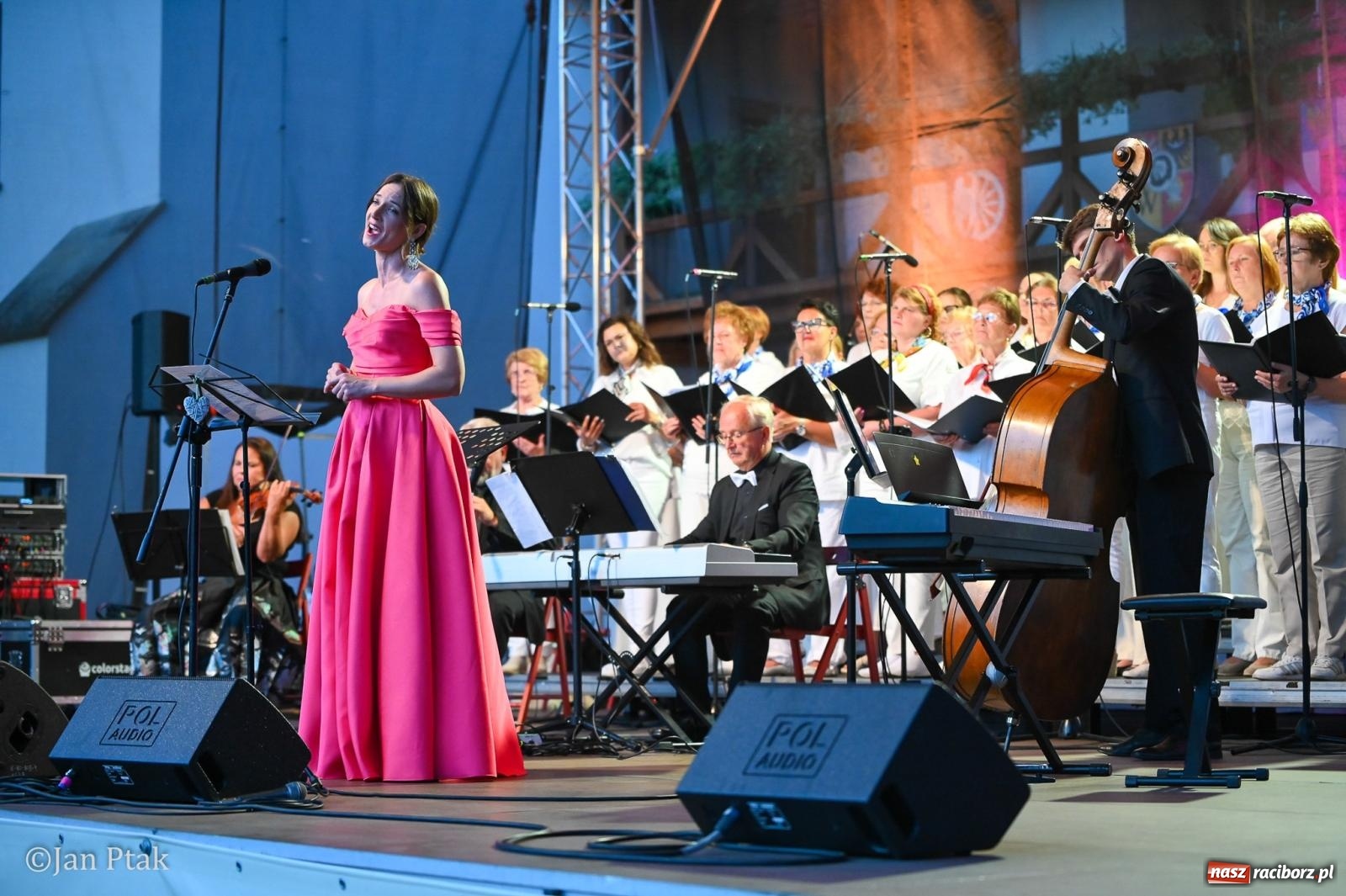 Zdjęcie w galerii na portalu naszraciborz.pl: Chóry zabrzmiały na dziedzińcu Zamku Piastowskiego w Raciborzu. Wyjątkowy koncert z operetką i muzyką filmową w tle  wiadomości z regionu