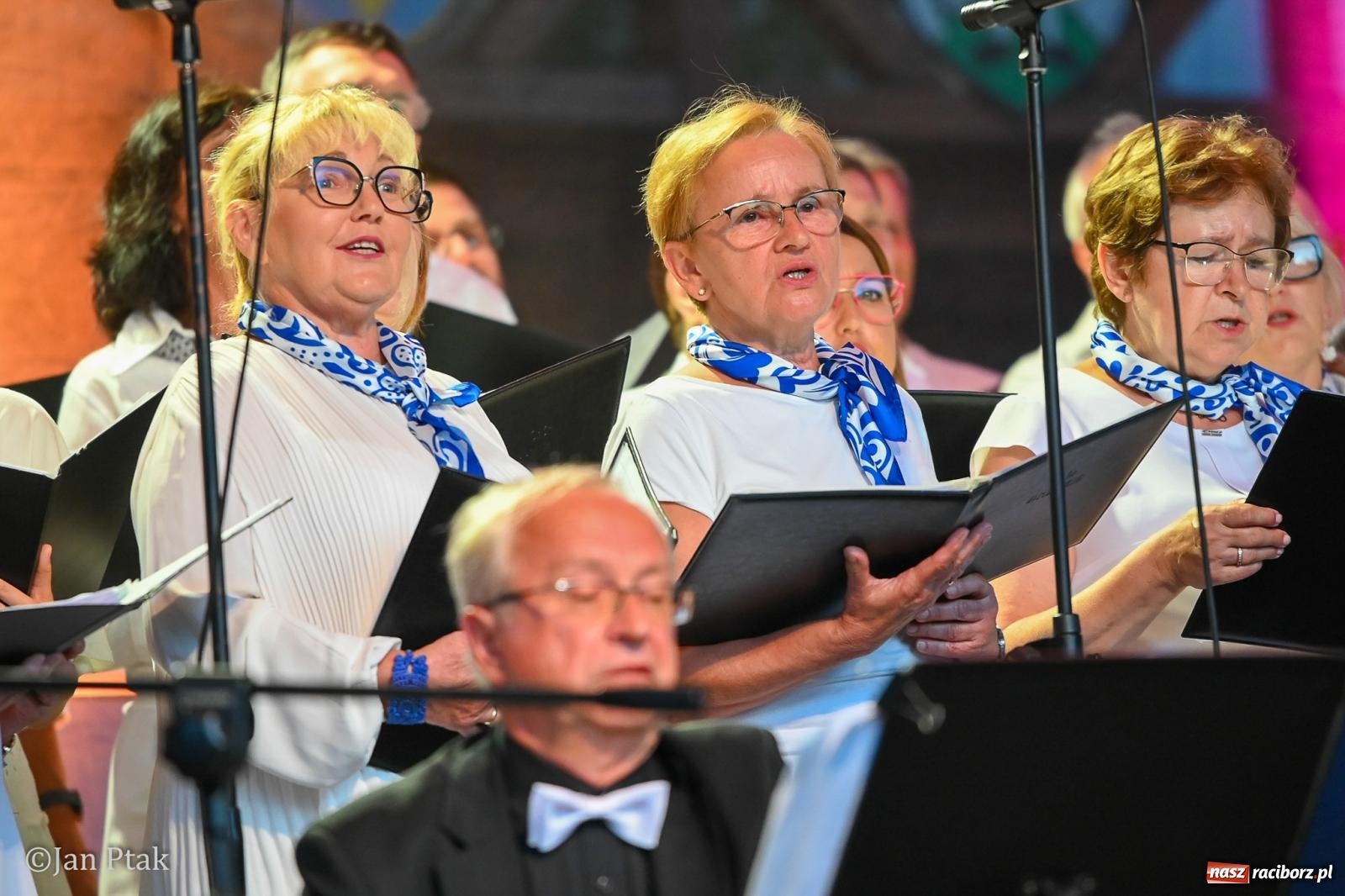 Zdjęcie w galerii na portalu naszraciborz.pl: Chóry zabrzmiały na dziedzińcu Zamku Piastowskiego w Raciborzu. Wyjątkowy koncert z operetką i muzyką filmową w tle  wiadomości z regionu