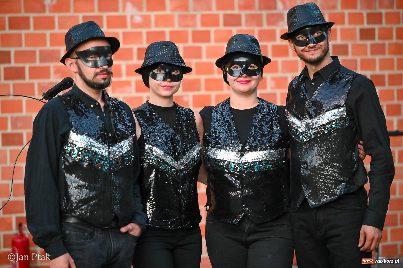 Zdjęcie w galerii na portalu naszraciborz.pl: Chóry zabrzmiały na dziedzińcu Zamku Piastowskiego w Raciborzu. Wyjątkowy koncert z operetką i muzyką filmową w tle  wiadomości z regionu