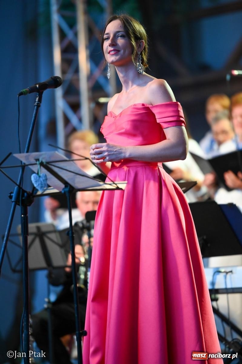 Zdjęcie w galerii na portalu naszraciborz.pl: Chóry zabrzmiały na dziedzińcu Zamku Piastowskiego w Raciborzu. Wyjątkowy koncert z operetką i muzyką filmową w tle  wiadomości z regionu