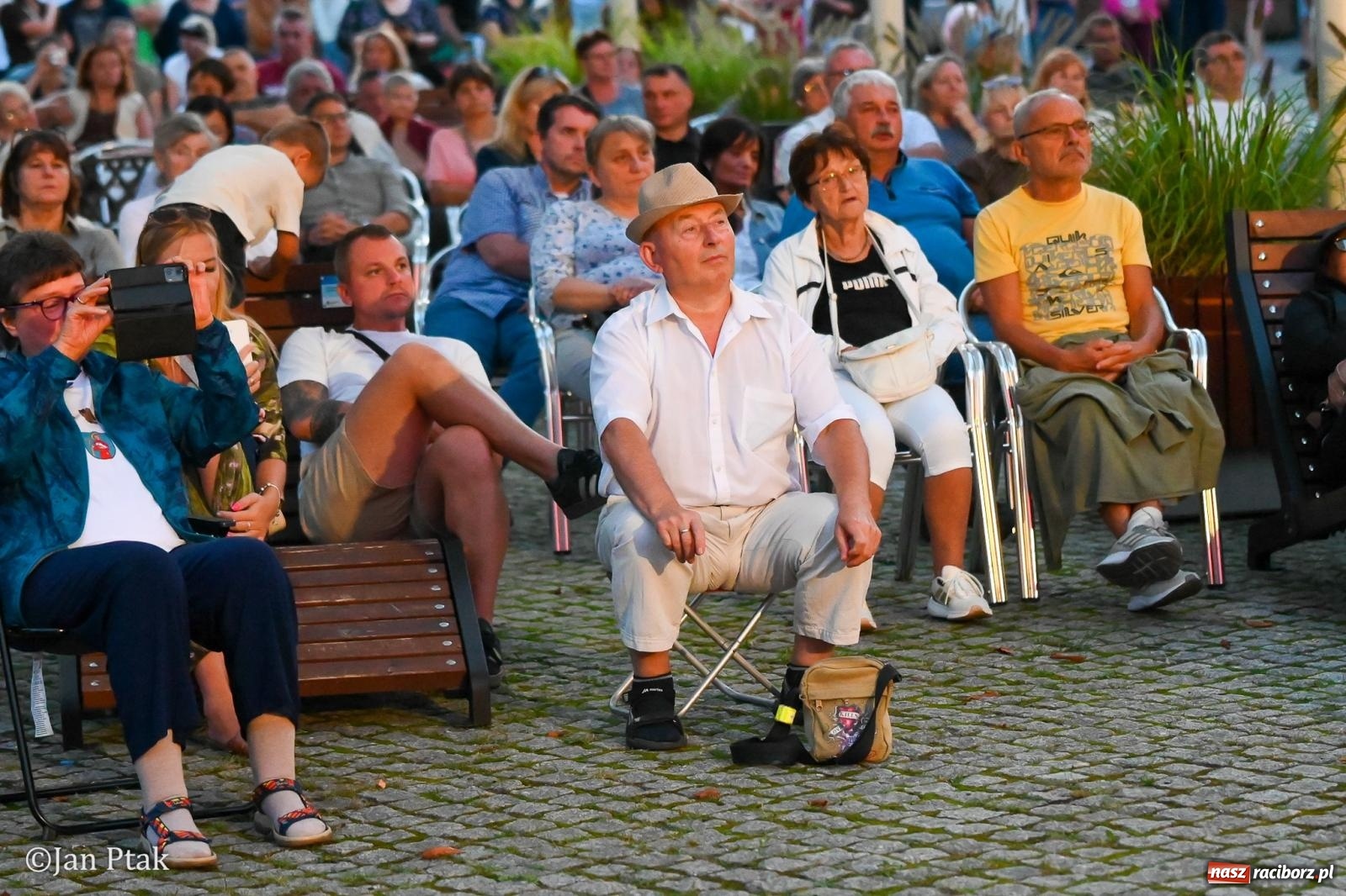 Zdjęcie w galerii na portalu naszraciborz.pl: Chóry zabrzmiały na dziedzińcu Zamku Piastowskiego w Raciborzu. Wyjątkowy koncert z operetką i muzyką filmową w tle  wiadomości z regionu