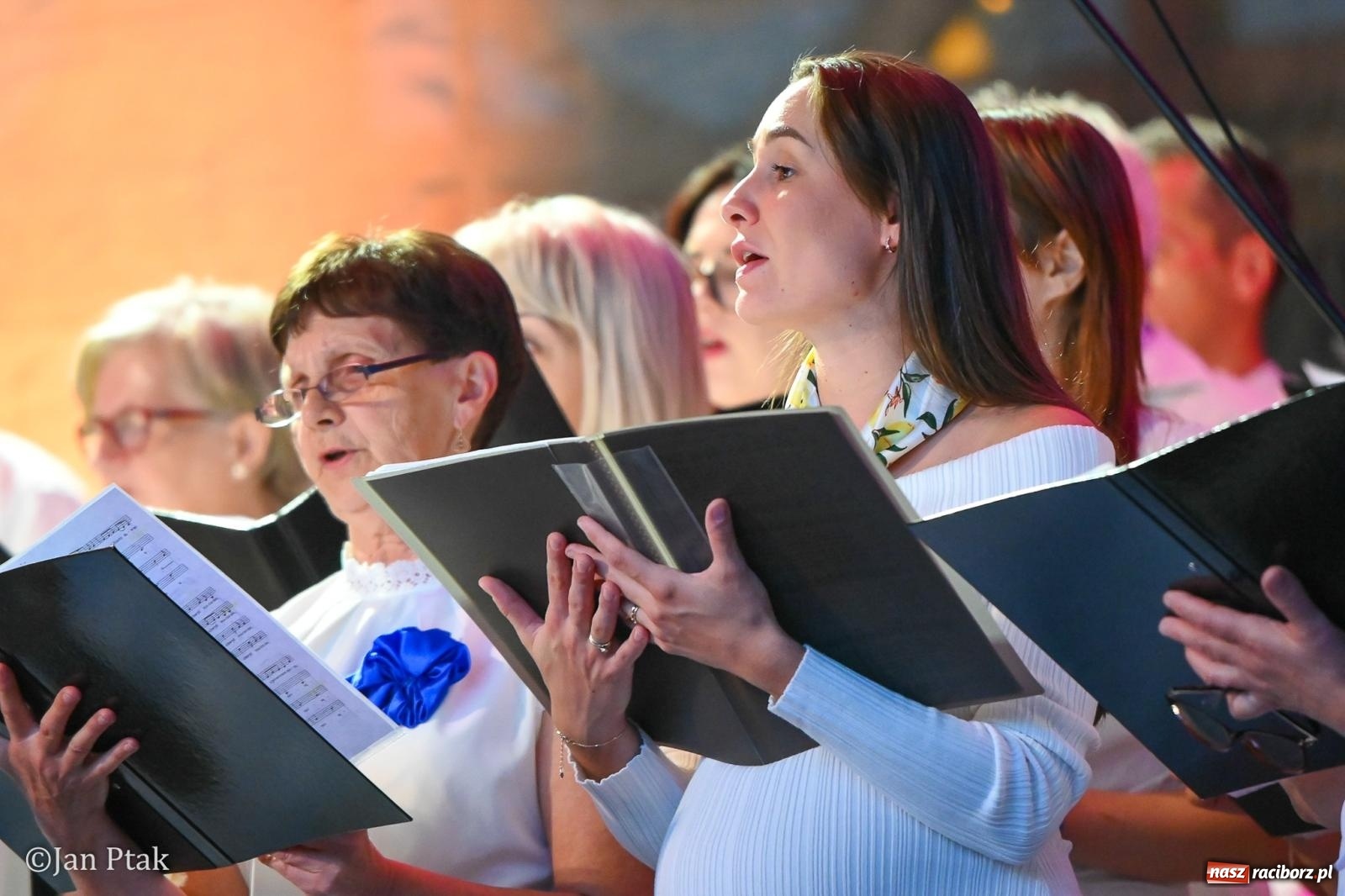 Zdjęcie w galerii na portalu naszraciborz.pl: Chóry zabrzmiały na dziedzińcu Zamku Piastowskiego w Raciborzu. Wyjątkowy koncert z operetką i muzyką filmową w tle  wiadomości z regionu