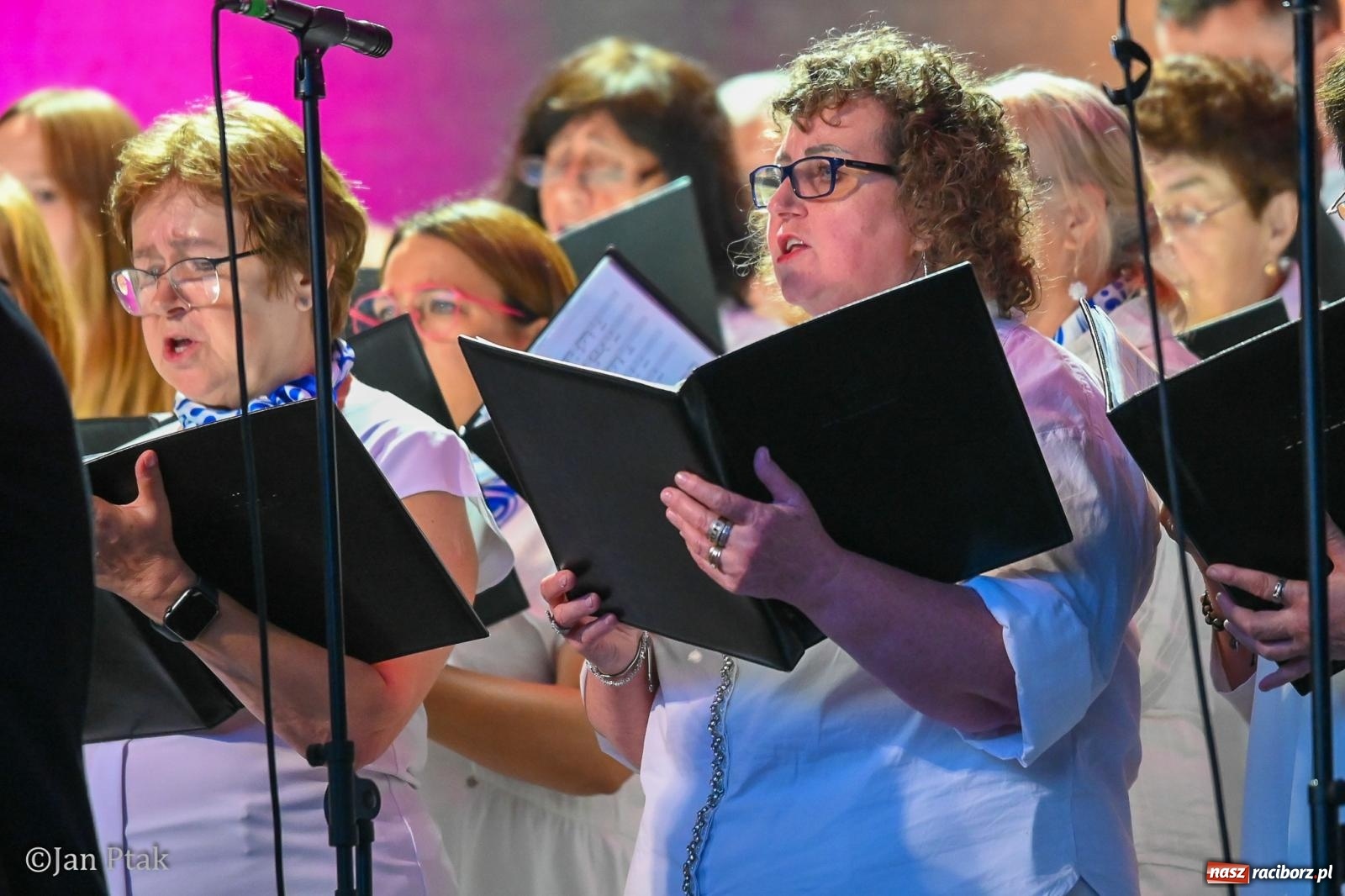 Zdjęcie w galerii na portalu naszraciborz.pl: Chóry zabrzmiały na dziedzińcu Zamku Piastowskiego w Raciborzu. Wyjątkowy koncert z operetką i muzyką filmową w tle  wiadomości z regionu