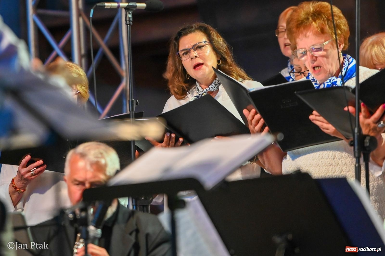 Zdjęcie w galerii na portalu naszraciborz.pl: Chóry zabrzmiały na dziedzińcu Zamku Piastowskiego w Raciborzu. Wyjątkowy koncert z operetką i muzyką filmową w tle  wiadomości z regionu