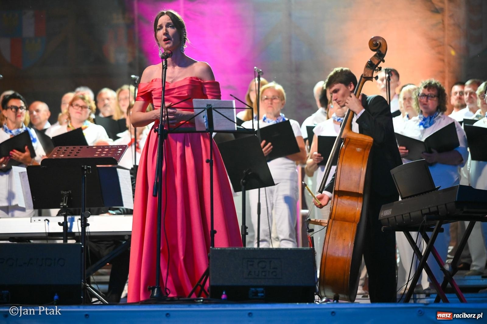 Zdjęcie w galerii na portalu naszraciborz.pl: Chóry zabrzmiały na dziedzińcu Zamku Piastowskiego w Raciborzu. Wyjątkowy koncert z operetką i muzyką filmową w tle  wiadomości z regionu