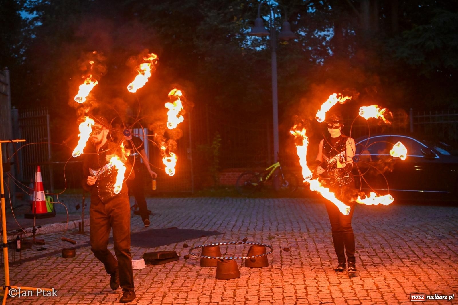 Zdjęcie w galerii na portalu naszraciborz.pl: Chóry zabrzmiały na dziedzińcu Zamku Piastowskiego w Raciborzu. Wyjątkowy koncert z operetką i muzyką filmową w tle  wiadomości z regionu