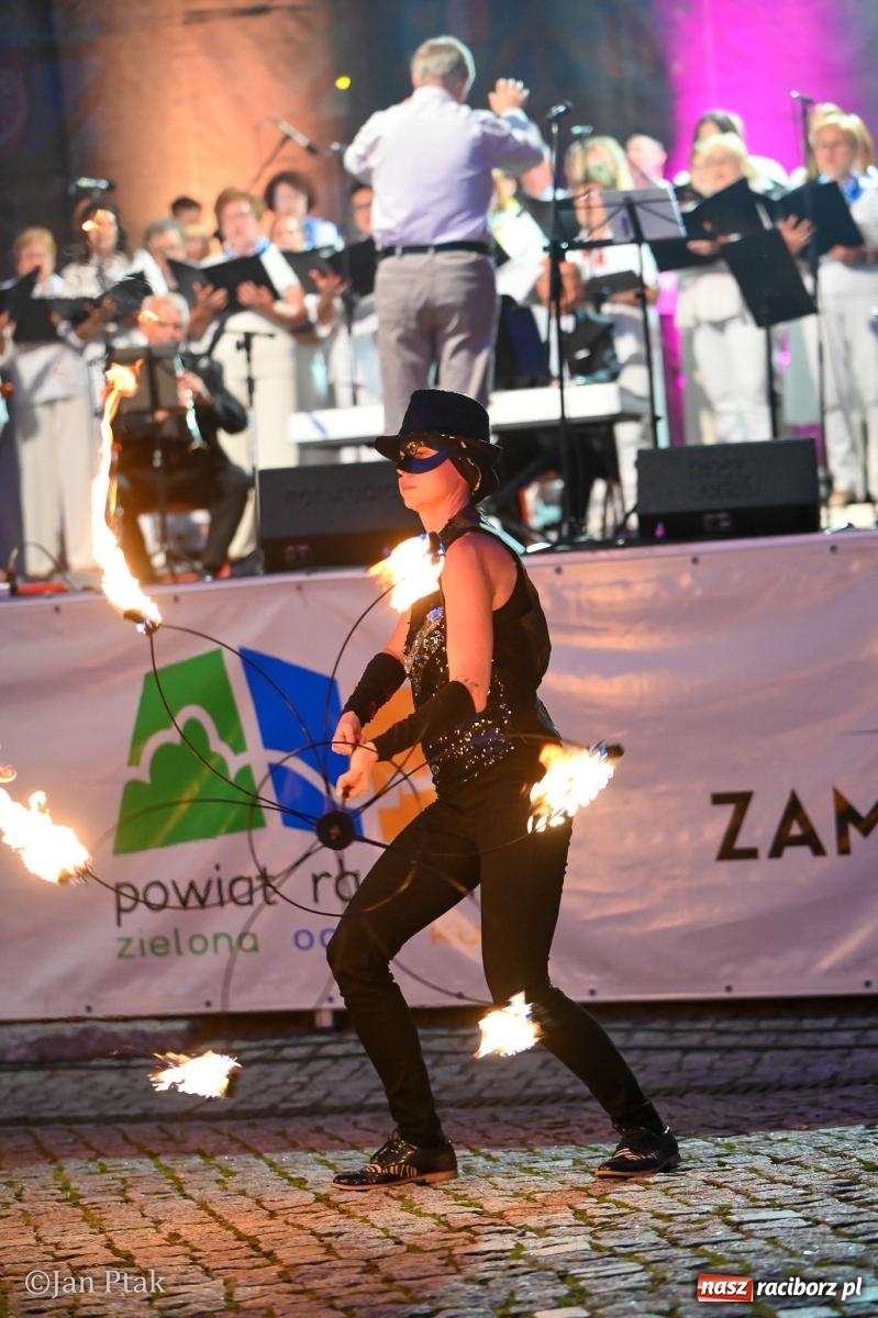 Zdjęcie w galerii na portalu naszraciborz.pl: Chóry zabrzmiały na dziedzińcu Zamku Piastowskiego w Raciborzu. Wyjątkowy koncert z operetką i muzyką filmową w tle  wiadomości z regionu