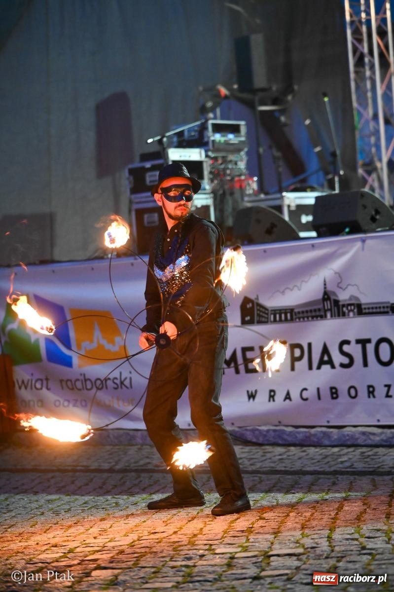 Zdjęcie w galerii na portalu naszraciborz.pl: Chóry zabrzmiały na dziedzińcu Zamku Piastowskiego w Raciborzu. Wyjątkowy koncert z operetką i muzyką filmową w tle  wiadomości z regionu