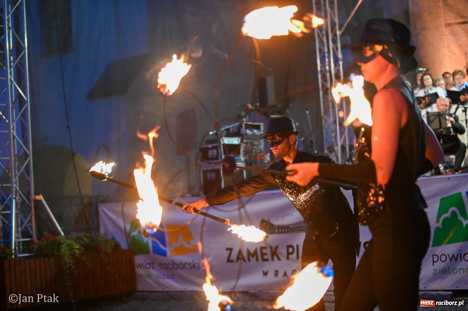 Zdjęcie w galerii na portalu naszraciborz.pl: Chóry zabrzmiały na dziedzińcu Zamku Piastowskiego w Raciborzu. Wyjątkowy koncert z operetką i muzyką filmową w tle  wiadomości z regionu