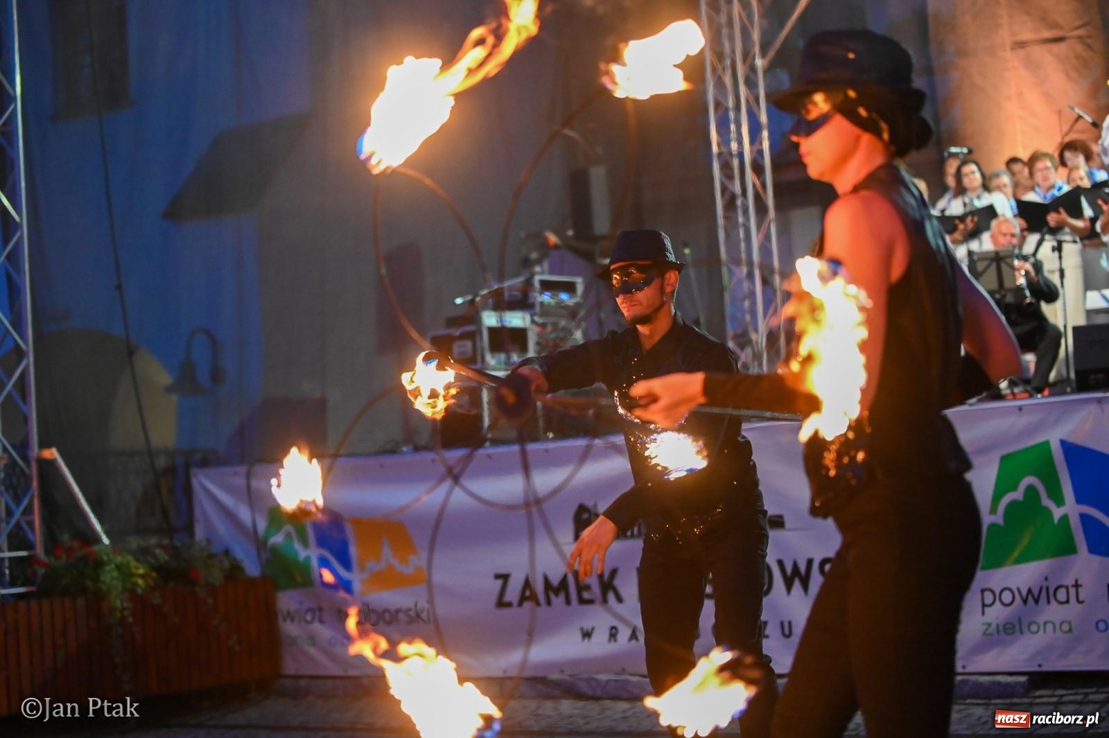 Zdjęcie w galerii na portalu naszraciborz.pl: Chóry zabrzmiały na dziedzińcu Zamku Piastowskiego w Raciborzu. Wyjątkowy koncert z operetką i muzyką filmową w tle  wiadomości z regionu