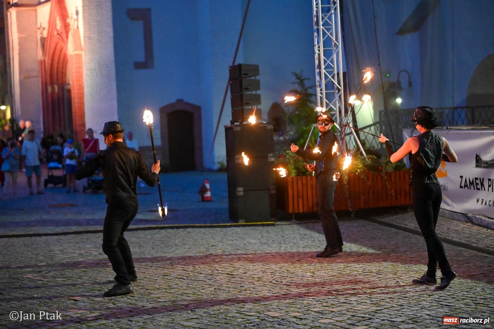 Zdjęcie w galerii na portalu naszraciborz.pl: Chóry zabrzmiały na dziedzińcu Zamku Piastowskiego w Raciborzu. Wyjątkowy koncert z operetką i muzyką filmową w tle  wiadomości z regionu