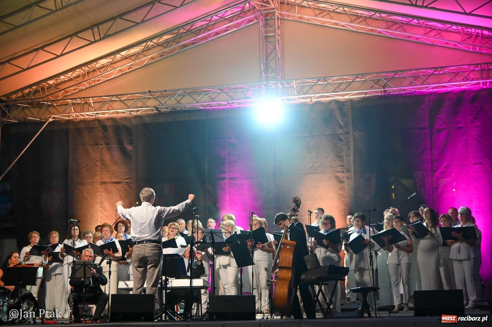 Zdjęcie w galerii na portalu naszraciborz.pl: Chóry zabrzmiały na dziedzińcu Zamku Piastowskiego w Raciborzu. Wyjątkowy koncert z operetką i muzyką filmową w tle  wiadomości z regionu