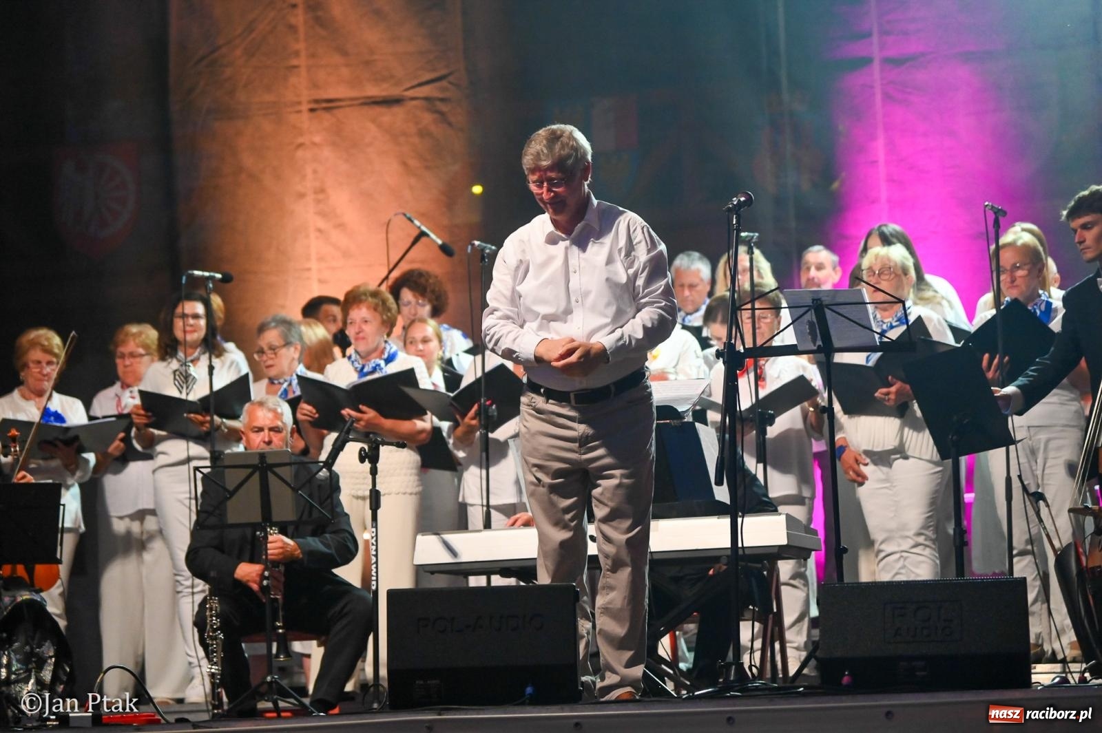 Zdjęcie w galerii na portalu naszraciborz.pl: Chóry zabrzmiały na dziedzińcu Zamku Piastowskiego w Raciborzu. Wyjątkowy koncert z operetką i muzyką filmową w tle  wiadomości z regionu