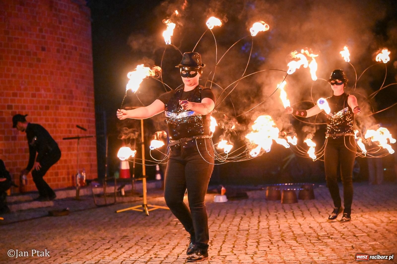Zdjęcie w galerii na portalu naszraciborz.pl: Chóry zabrzmiały na dziedzińcu Zamku Piastowskiego w Raciborzu. Wyjątkowy koncert z operetką i muzyką filmową w tle  wiadomości z regionu