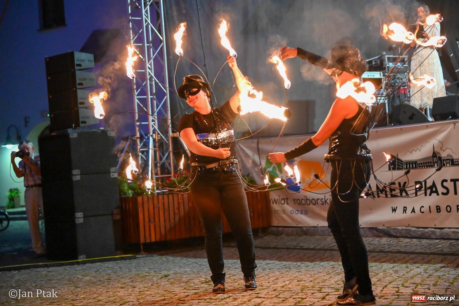 Zdjęcie w galerii na portalu naszraciborz.pl: Chóry zabrzmiały na dziedzińcu Zamku Piastowskiego w Raciborzu. Wyjątkowy koncert z operetką i muzyką filmową w tle  wiadomości z regionu