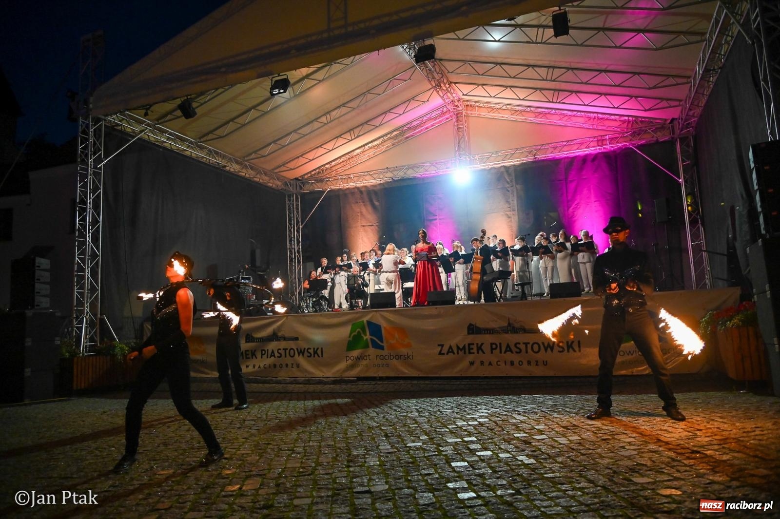 Zdjęcie w galerii na portalu naszraciborz.pl: Chóry zabrzmiały na dziedzińcu Zamku Piastowskiego w Raciborzu. Wyjątkowy koncert z operetką i muzyką filmową w tle  wiadomości z regionu