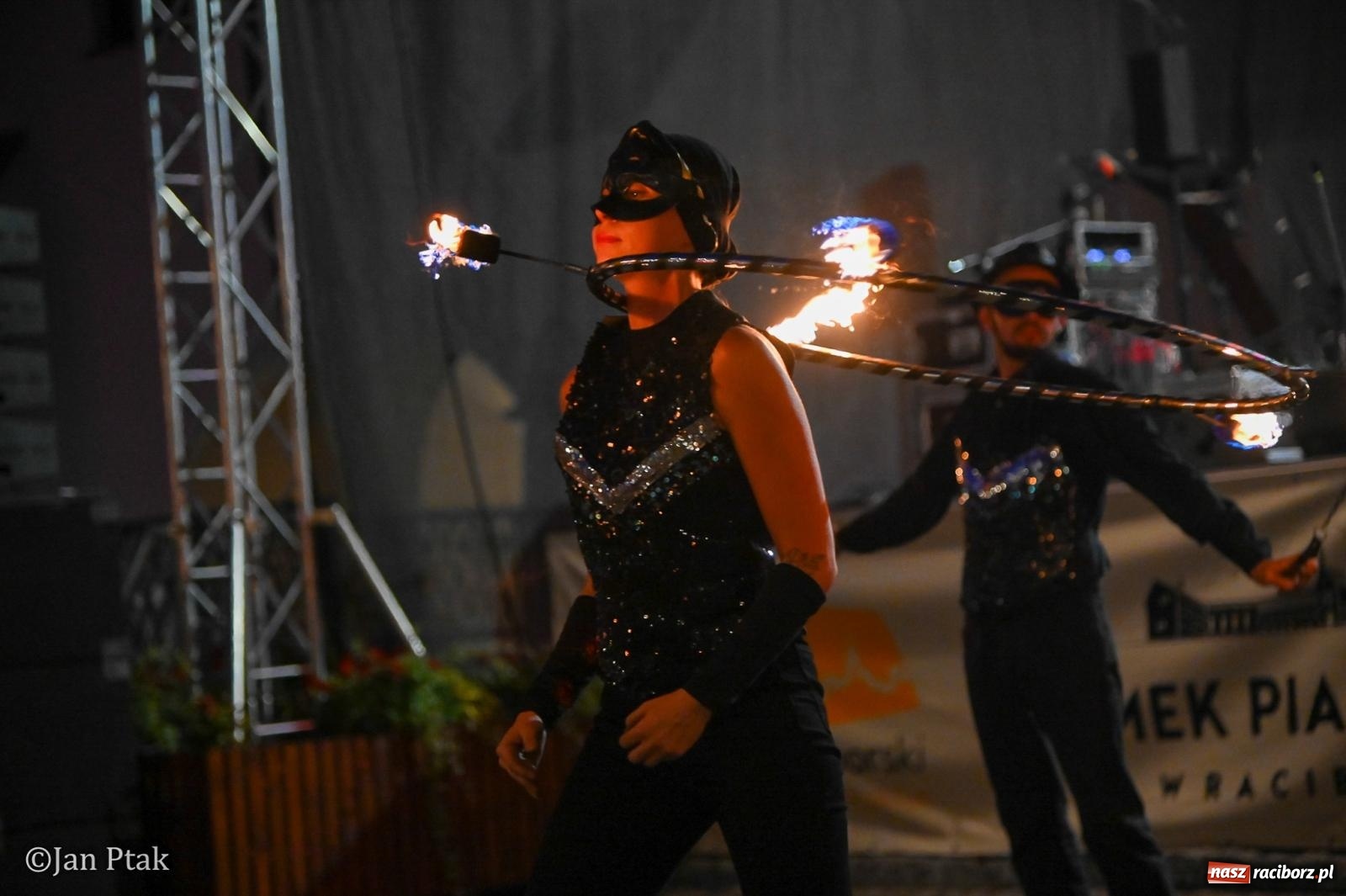 Zdjęcie w galerii na portalu naszraciborz.pl: Chóry zabrzmiały na dziedzińcu Zamku Piastowskiego w Raciborzu. Wyjątkowy koncert z operetką i muzyką filmową w tle  wiadomości z regionu