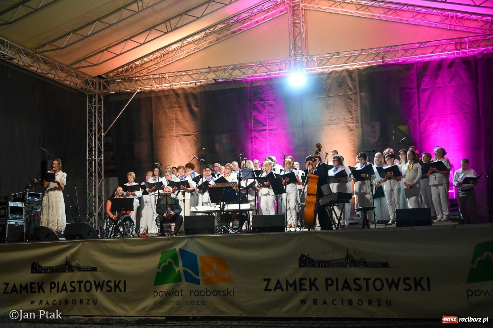 Zdjęcie w galerii na portalu naszraciborz.pl: Chóry zabrzmiały na dziedzińcu Zamku Piastowskiego w Raciborzu. Wyjątkowy koncert z operetką i muzyką filmową w tle  wiadomości z regionu