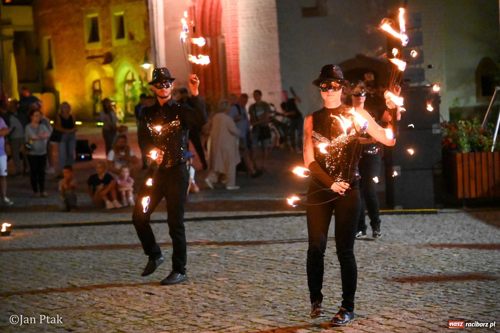 Zdjęcie w galerii na portalu naszraciborz.pl: Chóry zabrzmiały na dziedzińcu Zamku Piastowskiego w Raciborzu. Wyjątkowy koncert z operetką i muzyką filmową w tle  wiadomości z regionu