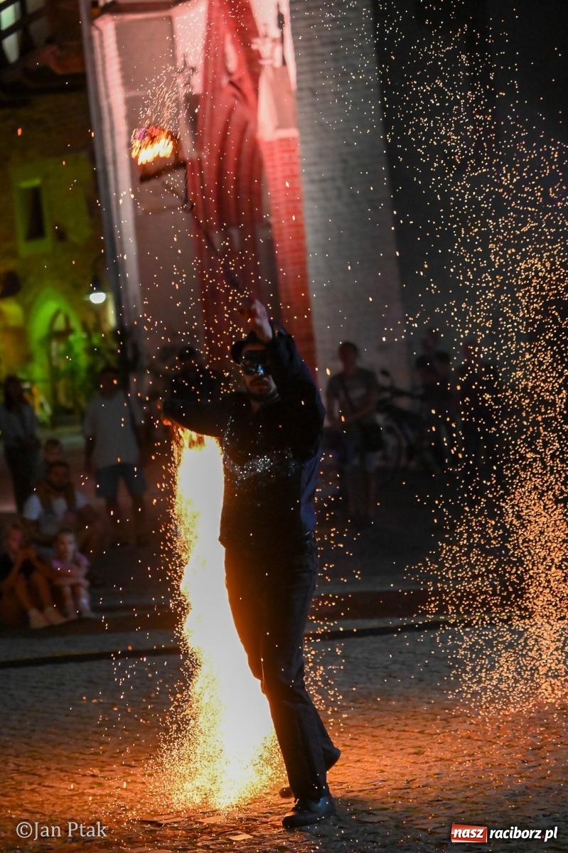 Zdjęcie w galerii na portalu naszraciborz.pl: Chóry zabrzmiały na dziedzińcu Zamku Piastowskiego w Raciborzu. Wyjątkowy koncert z operetką i muzyką filmową w tle  wiadomości z regionu