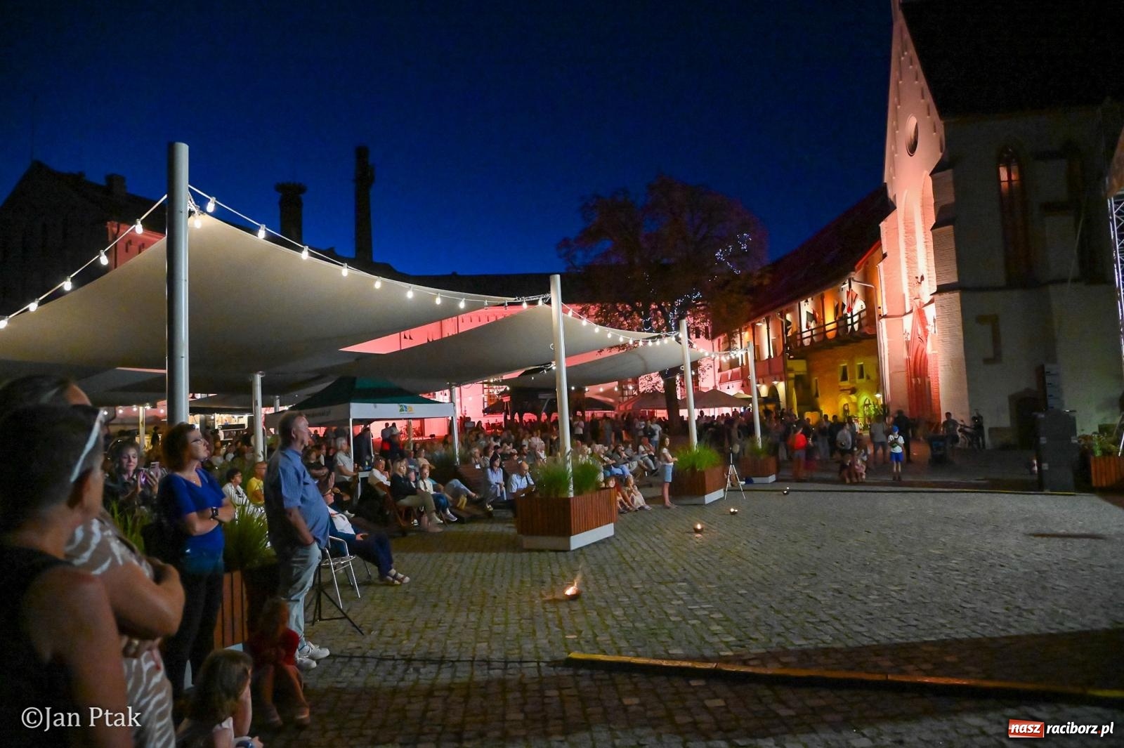 Zdjęcie w galerii na portalu naszraciborz.pl: Chóry zabrzmiały na dziedzińcu Zamku Piastowskiego w Raciborzu. Wyjątkowy koncert z operetką i muzyką filmową w tle  wiadomości z regionu