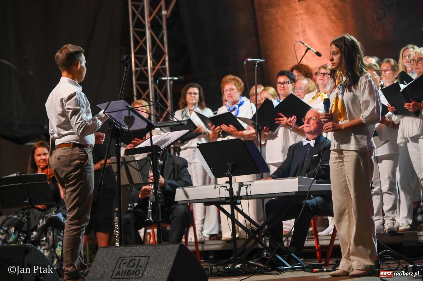 Zdjęcie w galerii na portalu naszraciborz.pl: Chóry zabrzmiały na dziedzińcu Zamku Piastowskiego w Raciborzu. Wyjątkowy koncert z operetką i muzyką filmową w tle  wiadomości z regionu