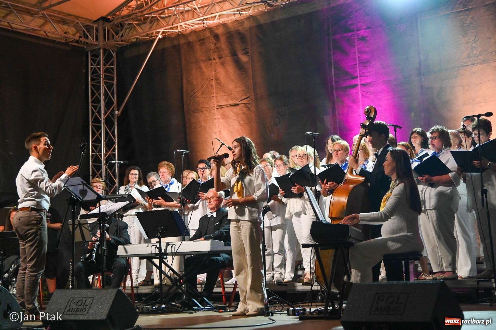 Zdjęcie w galerii na portalu naszraciborz.pl: Chóry zabrzmiały na dziedzińcu Zamku Piastowskiego w Raciborzu. Wyjątkowy koncert z operetką i muzyką filmową w tle  wiadomości z regionu
