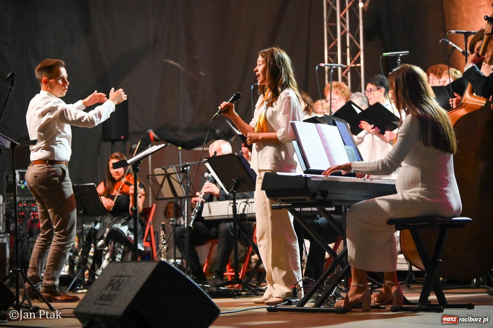 Zdjęcie w galerii na portalu naszraciborz.pl: Chóry zabrzmiały na dziedzińcu Zamku Piastowskiego w Raciborzu. Wyjątkowy koncert z operetką i muzyką filmową w tle  wiadomości z regionu