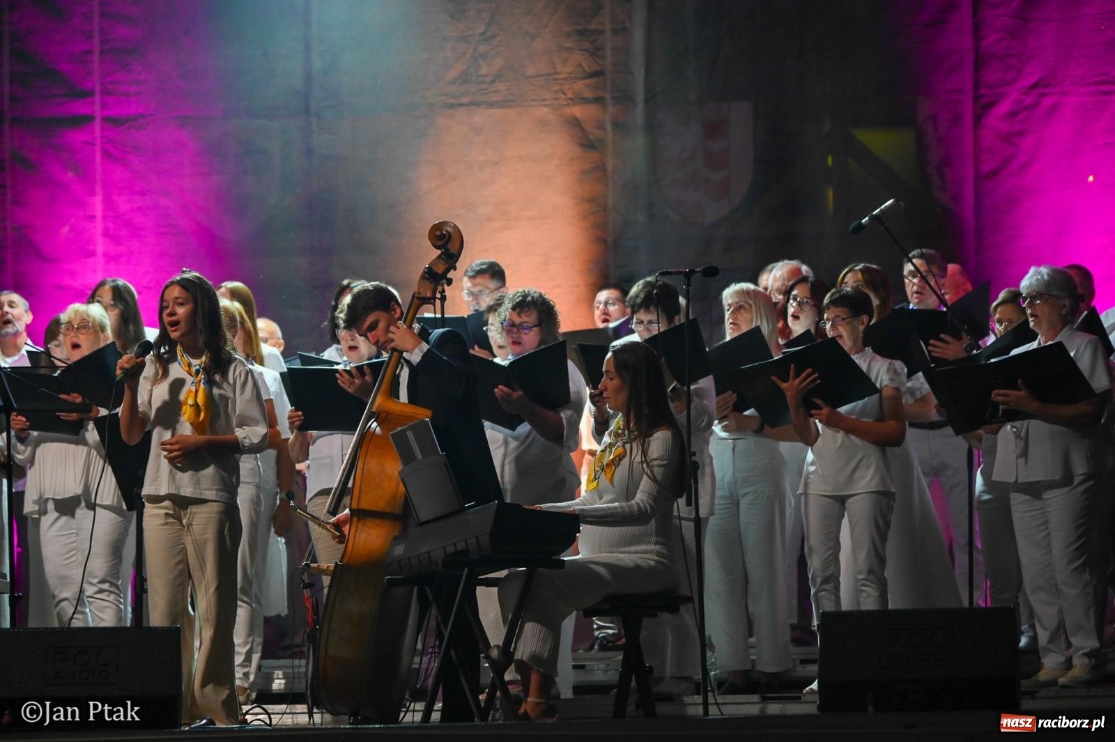 Zdjęcie w galerii na portalu naszraciborz.pl: Chóry zabrzmiały na dziedzińcu Zamku Piastowskiego w Raciborzu. Wyjątkowy koncert z operetką i muzyką filmową w tle  wiadomości z regionu